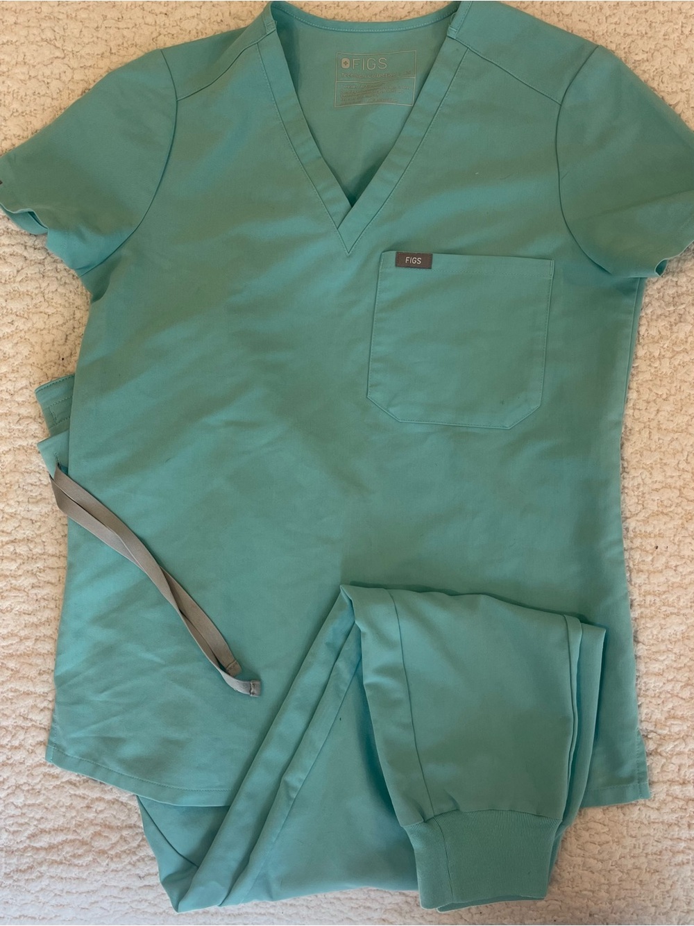 Figs Women’s Scrub set in Sea Glass. Top is XS and joggers are a small.
